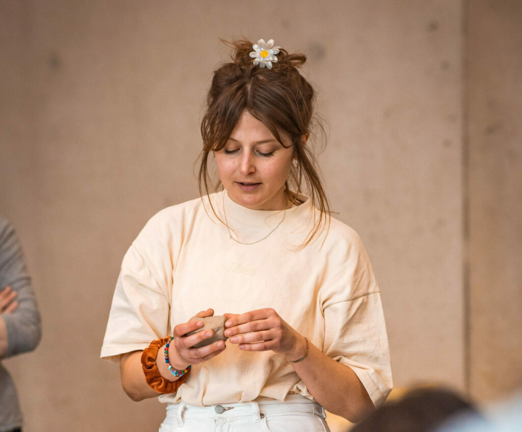 Antonia Hinterleitner at a pot.tonic clay workshop, explaining how clay is processes; Credit: Bernhard Schindler for Kunsthauscafe Graz