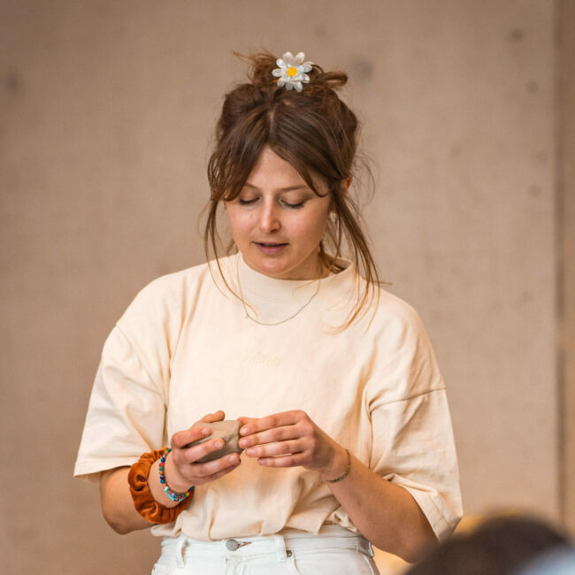 Antonia Hinterleitner at a pot.tonic clay workshop, explaining how clay is processes; Credit: Bernhard Schindler for Kunsthauscafe Graz