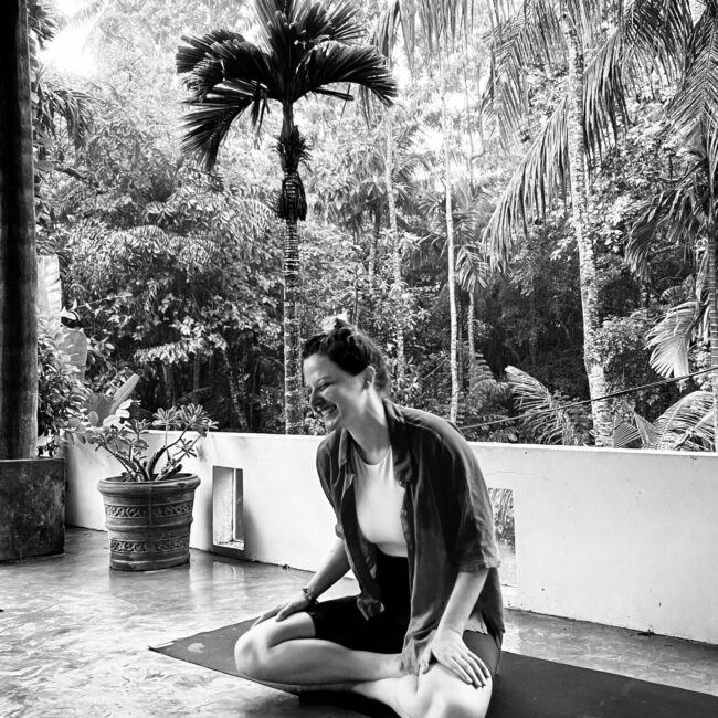 Antonia Hinterleitner teaching Yoga for clayoga in Hiriketiya, Sri Lanka