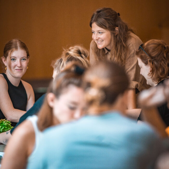 Antonia Hinterleitner explaining at a pot.tonic workshop; Credit: Bernhard Schindler for Kunstahauscafe Graz